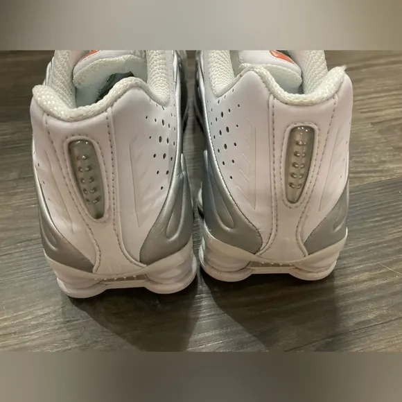 RARE Nike Men’s Shox R4 White Metallic Silver Shoes Size 8.5