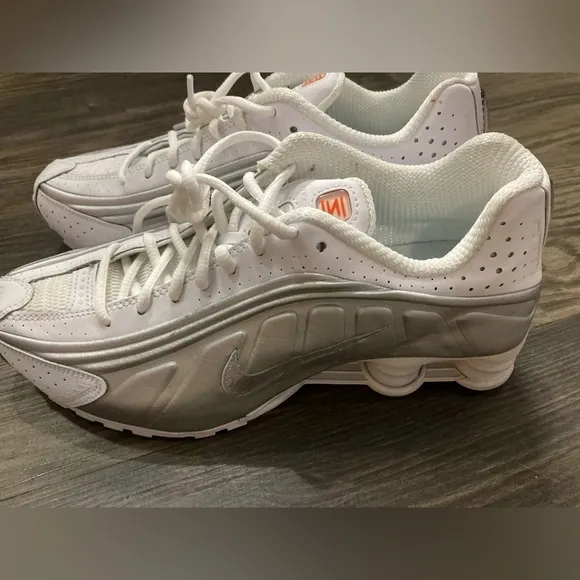 RARE Nike Men’s Shox R4 White Metallic Silver Shoes Size 8.5