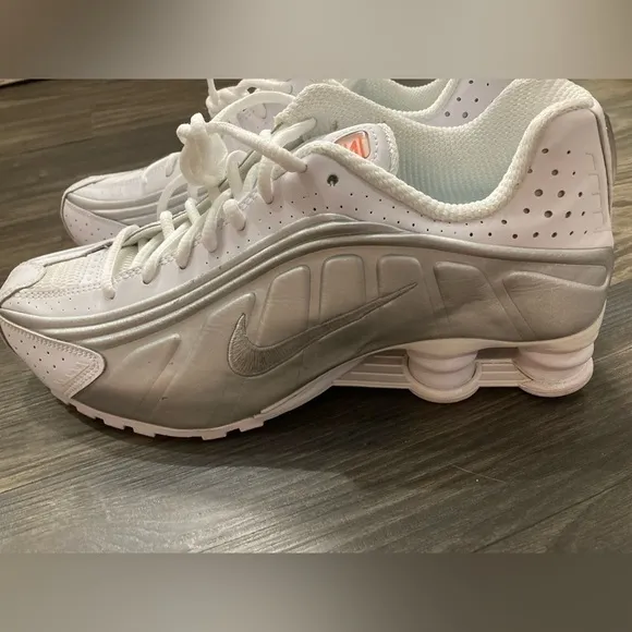 RARE Nike Men’s Shox R4 White Metallic Silver Shoes Size 8.5