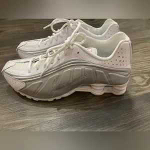 RARE Nike Men’s Shox R4 White Metallic Silver Shoes Size 9