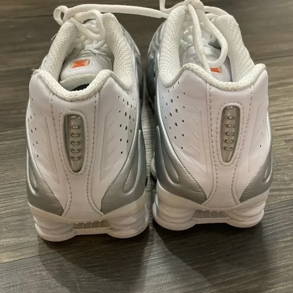 RARE Nike Men’s Shox R4 White Metallic Silver Shoes Size 9