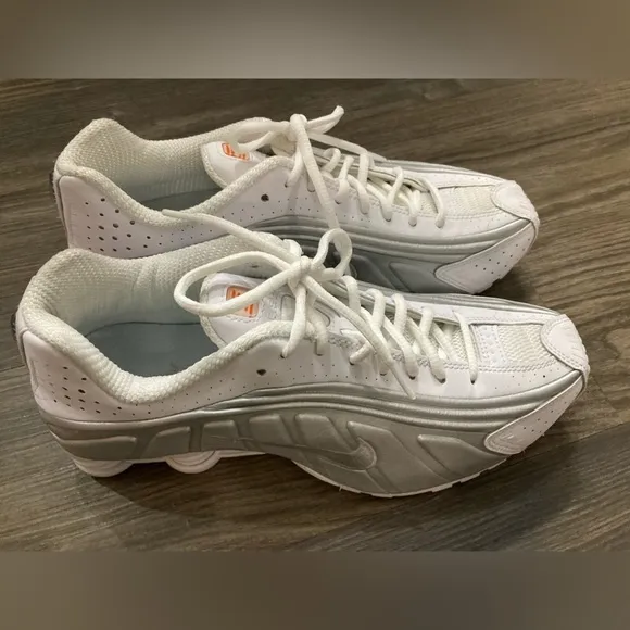RARE Nike Men’s Shox R4 White Metallic Silver Shoes Size 9