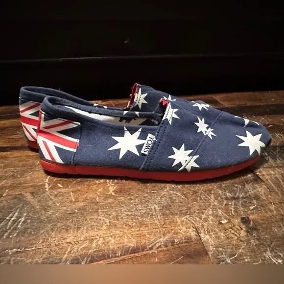 Rare Women’s Toms Flats Union Jack Shoes size 8 EUC never worn blue red white