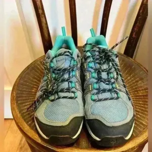 Salomon hiking shoes size 9 women
