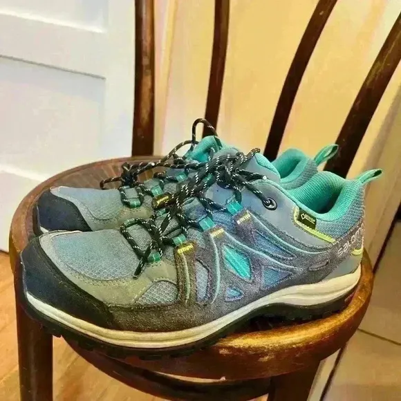 Salomon hiking shoes size 9 women