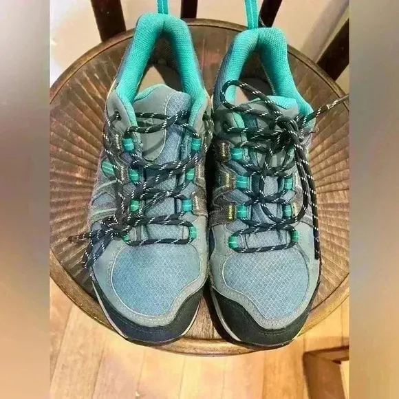Salomon hiking shoes size 9 women