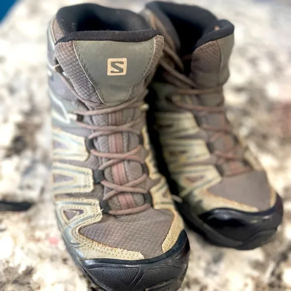 Salomon X Ultra Pioneer Hiking Shoes woman’s size 9.5