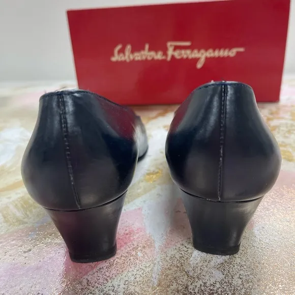 Salvatore Ferragamo Margaret Navy Leather kitten heel shoes 8.5 narrow