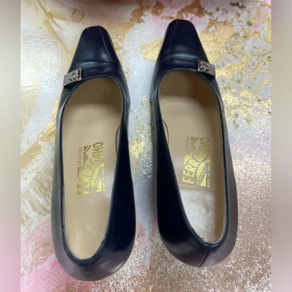 Salvatore Ferragamo Margaret Navy Leather kitten heel shoes 8.5 narrow