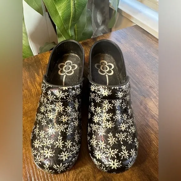 Sanita Women’s Size 38 Black and Silver Floral Clog