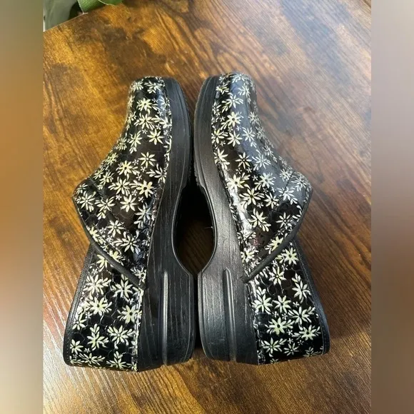 Sanita Women’s Size 38 Black and Silver Floral Clog