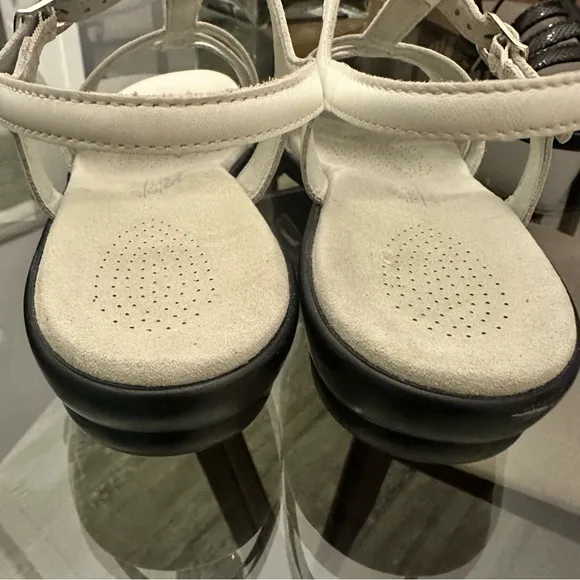SAS Capri women’s leather sandals -used once.