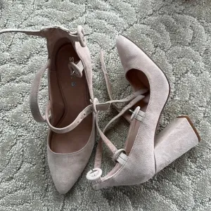 Silent D Anthropology Women’s Taupe Velvet Shoes Size 38