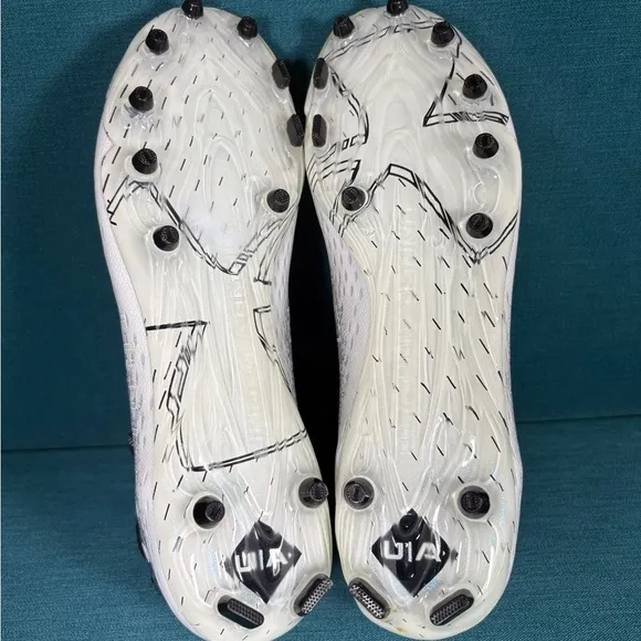 Size 10.5 - Men’s Under Armour Spotlight Lux