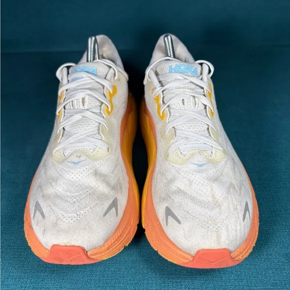 Size 9.5 - Women’s Hoka One Arahi shoes