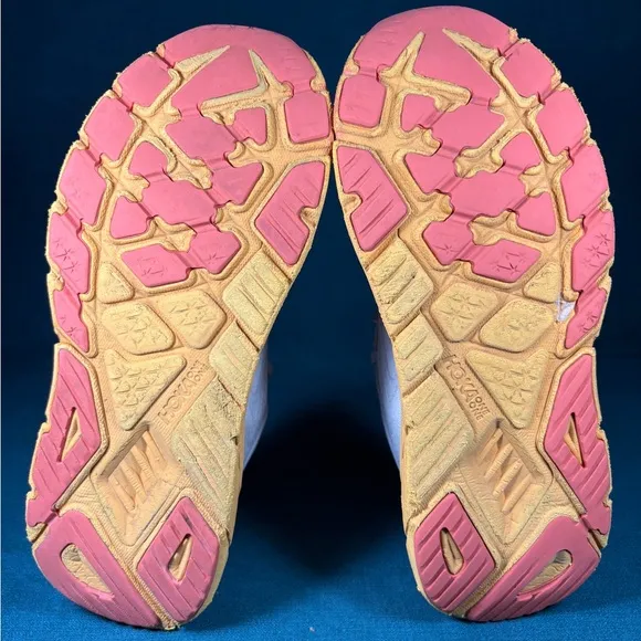 Size 9.5 - Women’s Hoka One Arahi shoes