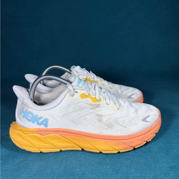 Size 9.5 - Women’s Hoka One Arahi shoes
