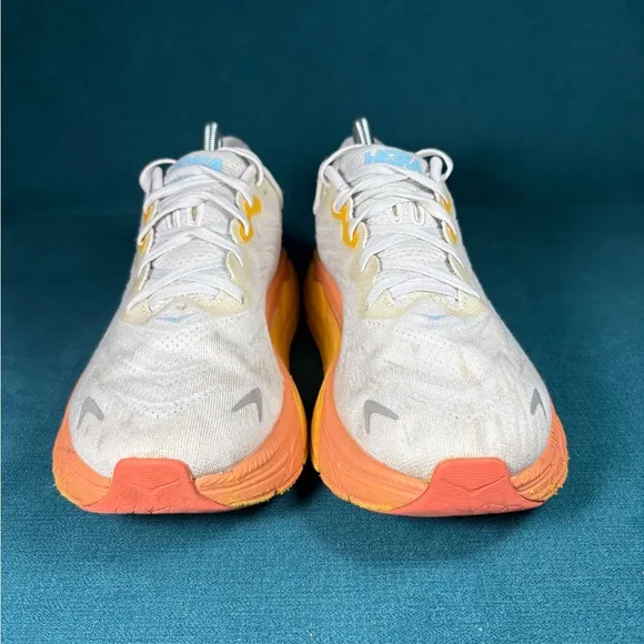 Size 9.5 - Women’s Hoka One Arahi shoes