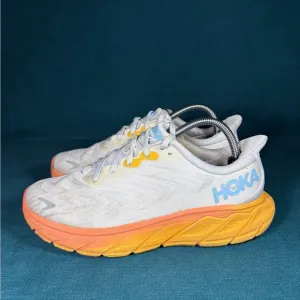 Size 9.5 - Women’s Hoka One Arahi shoes