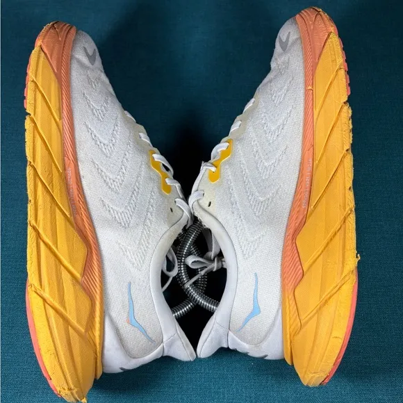 Size 9.5 - Women’s Hoka One Arahi shoes