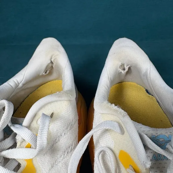 Size 9.5 - Women’s Hoka One Arahi shoes