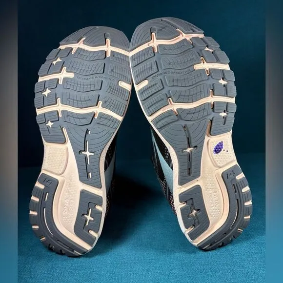 Size 10.5 - Women’s Brooks Ghost 14 shoes