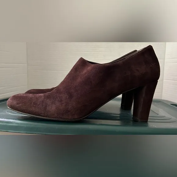 Stuart Weitzman Elegant Brown Suede Women's Heels Size 8.5 NWOT