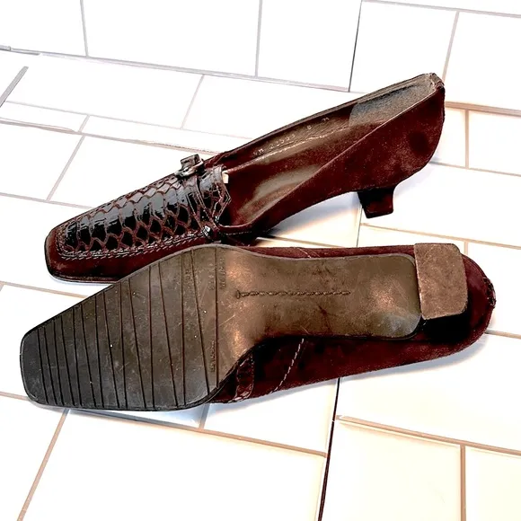 Stuart Weitzman Women Low Heel Brown Crocodile Pumps Size 8.                  K