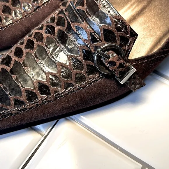 Stuart Weitzman Women Low Heel Brown Crocodile Pumps Size 8.                  K