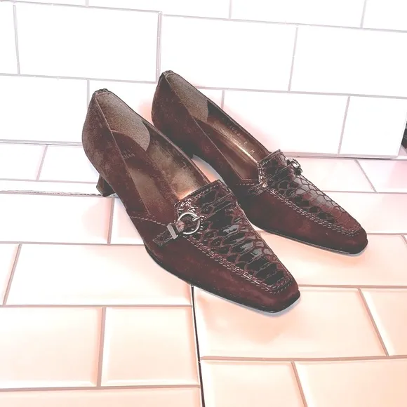 Stuart Weitzman Women Low Heel Brown Crocodile Pumps Size 8.                  K