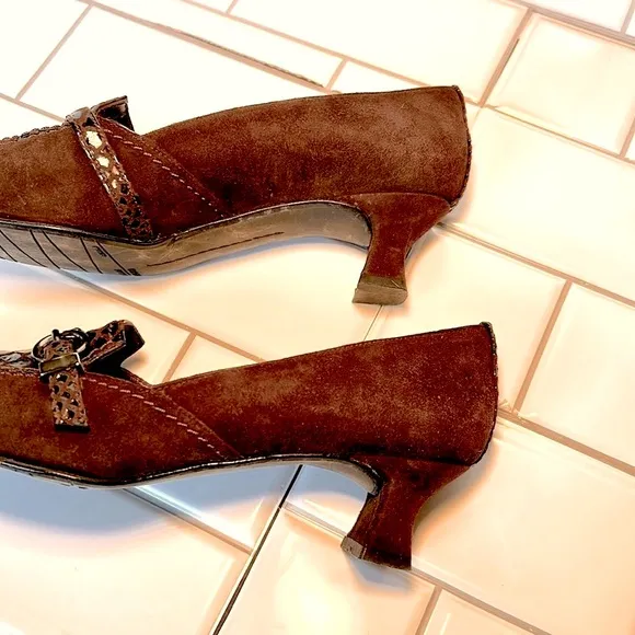 Stuart Weitzman Women Low Heel Brown Crocodile Pumps Size 8.                  K