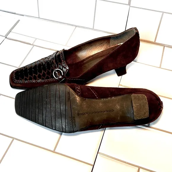 Stuart Weitzman Women Low Heel Brown Crocodile Pumps Size 8.                  K