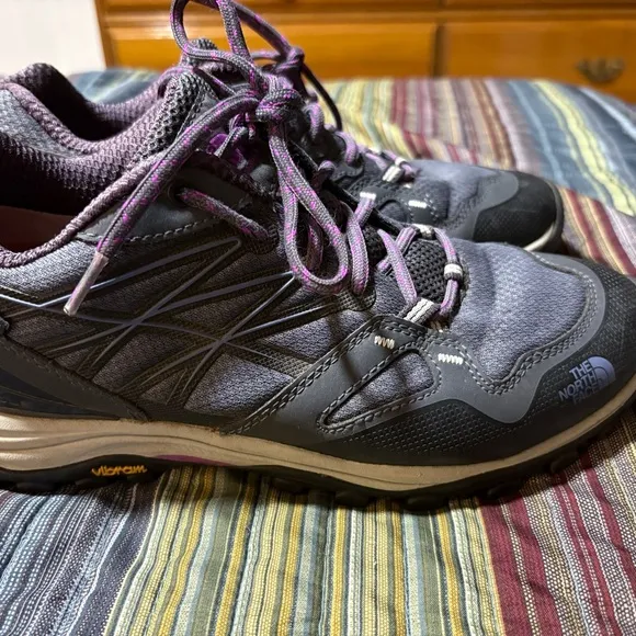The North Face Vibrant Cradle Gore Tex Women’s Boots Purple Gray Size 8.5 EUC