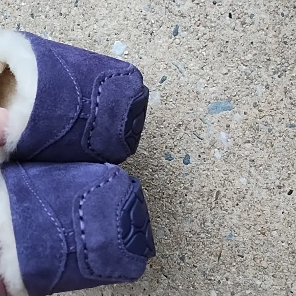 UGG Ansley With Stud Hearts Purple Size 4 NWOT