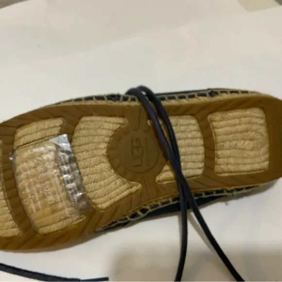 UGG1010116 Men’s lace up shoes blue  SZ 7 /39.5