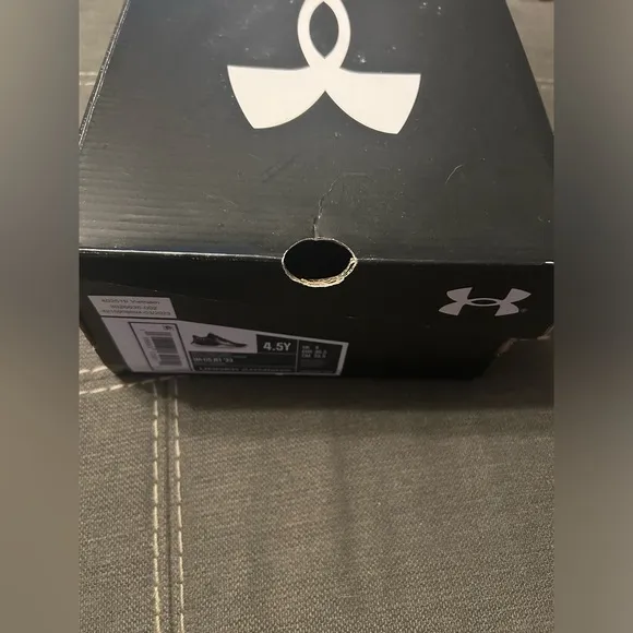 Under Armour Size 4.5 Unisex Youth Shoes
