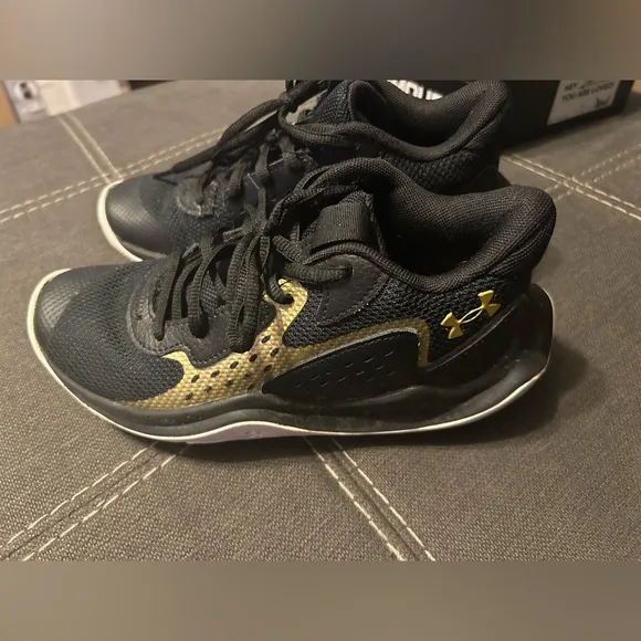 Under Armour Size 4.5 Unisex Youth Shoes