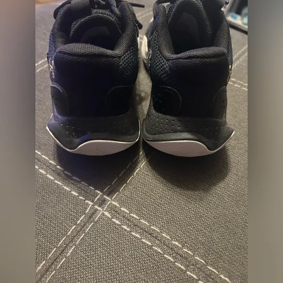 Under Armour Size 4.5 Unisex Youth Shoes