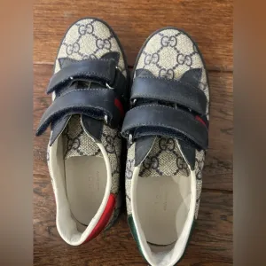 Unisex Gucci kids shoes in size 31 euro. Like new