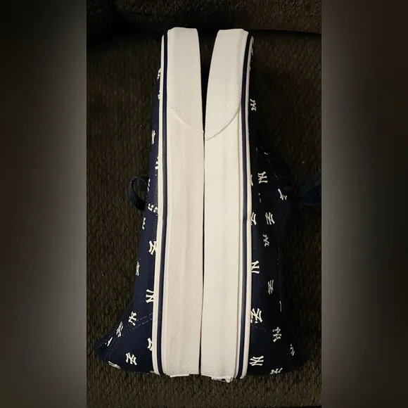 Vans NY Yankees MLB Men’s Shoes Size 9.5 NWOB