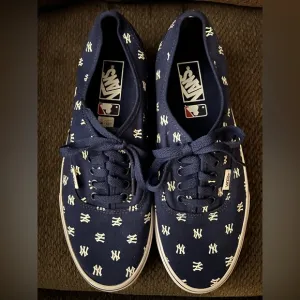 Vans NY Yankees MLB Men’s Shoes Size 9.5 NWOB