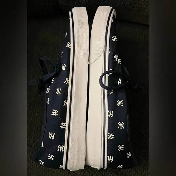 Vans NY Yankees MLB Men’s Shoes Size 9.5 NWOB