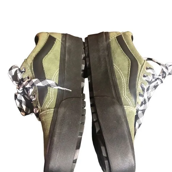 Vans Off The Wall Old Skool Lug shoe. Green and black. NWOB. Mens 8 Womens 9.5
