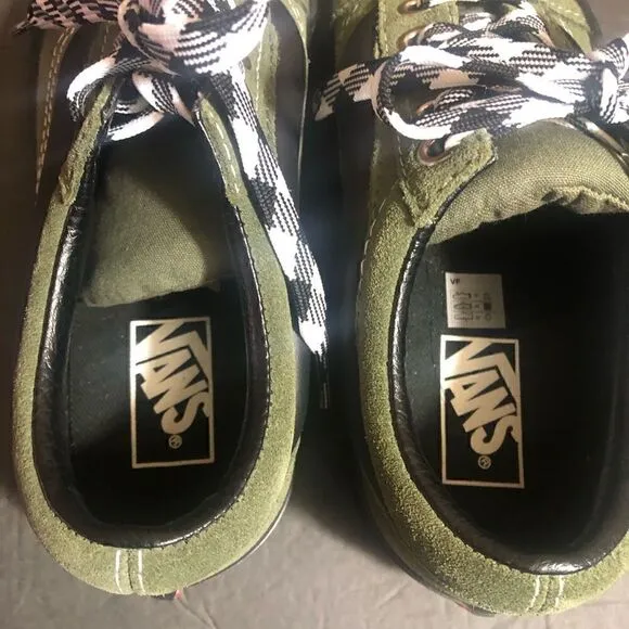 Vans Off The Wall Old Skool Lug shoe. Green and black. NWOB. Mens 8 Womens 9.5