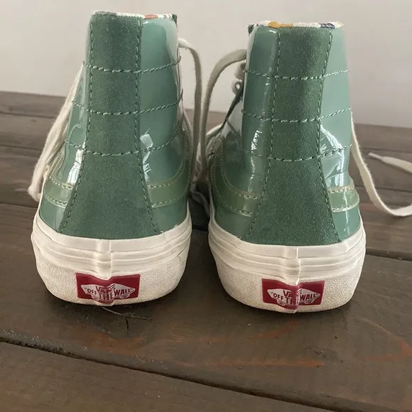 VANS Off the Wall Size 10 Skate Shoes