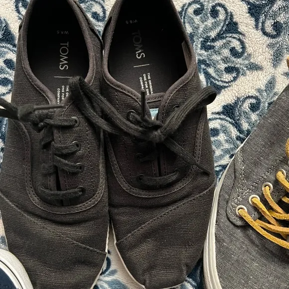 VANS, TOMS, CONVERSE women’s 8.5 Shoe Lot 4 pairs!!! EUC