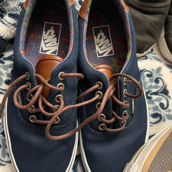 VANS, TOMS, CONVERSE women’s 8.5 Shoe Lot 4 pairs!!! EUC
