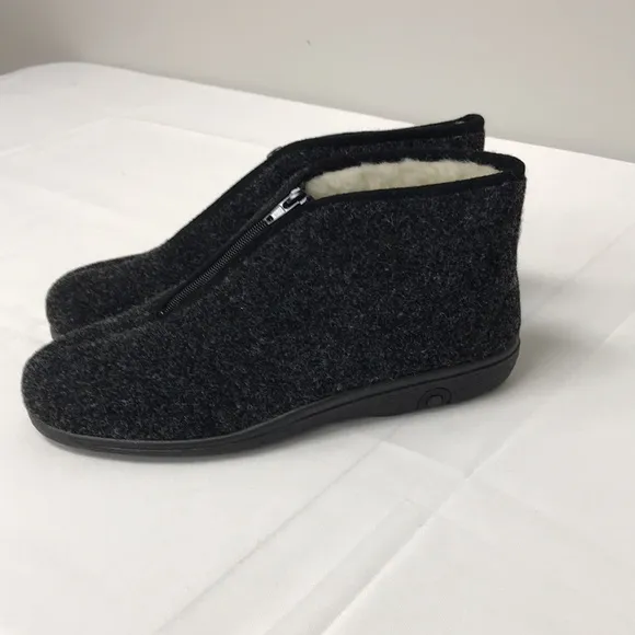 VAROMED unisex shoes size 11 men US