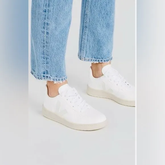Veja V-10 Shoes, White / Cream, Women’s size 9
