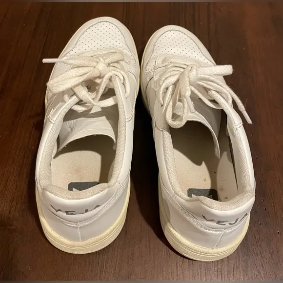 Veja V-10 Shoes, White / Cream, Women’s size 9